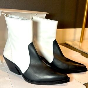BRAND NEW GIVENCHY Leather Ankle Boot, black + white, size 36.5